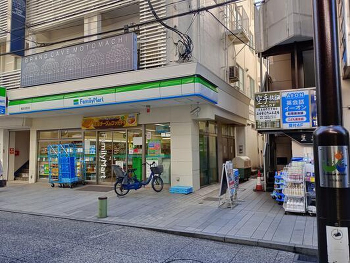 コンビニ　ファミリーマート（コンビニ）まで256m