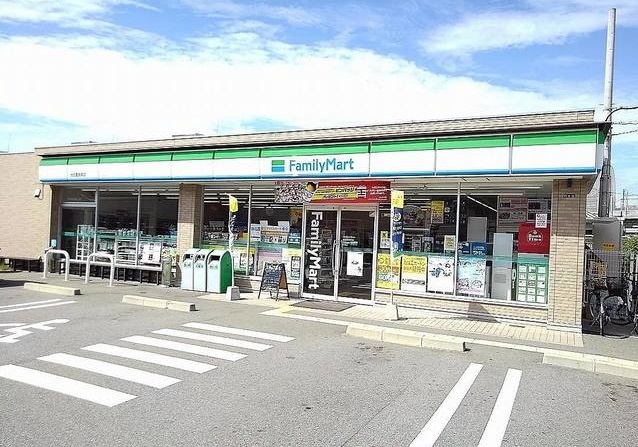 コンビニ　ファミリーマート（コンビニ）まで550m
