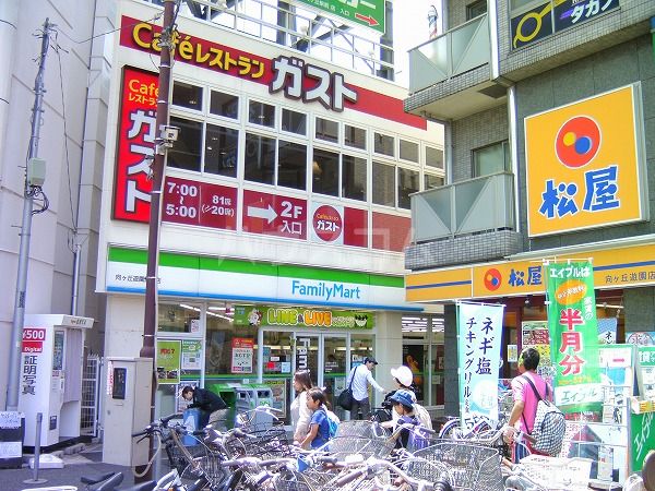 コンビニ　ファミリーマート 向ヶ丘遊園駅前店（コンビニ）まで345m