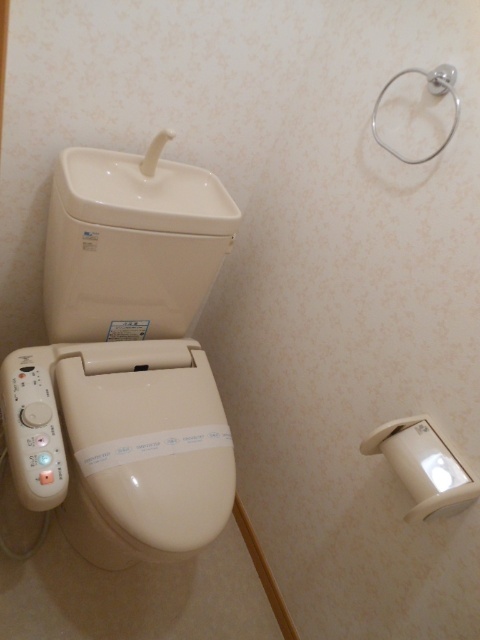 トイレ　毎日快適にお使いいただける温水洗浄便座付きです。