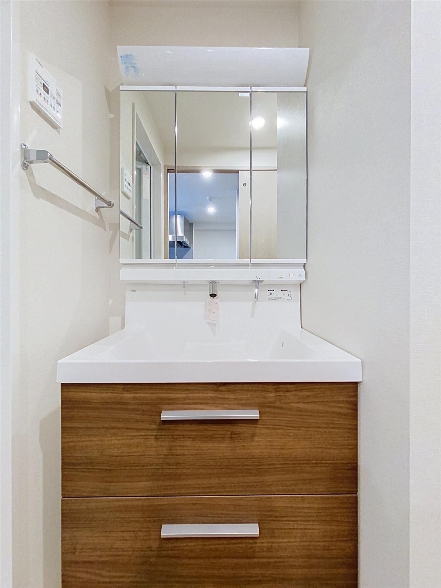 洗面設備　ほかのお部屋の写真を使用しております。