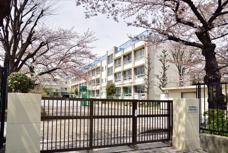 小学校　葛飾区立西亀有小学校（小学校）まで460m