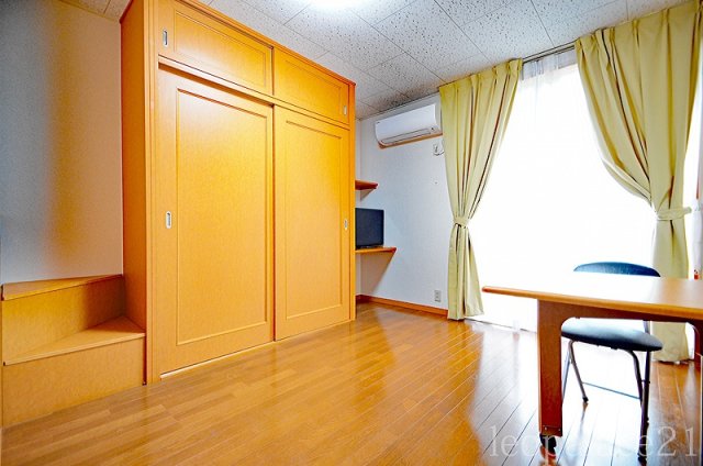 居室・リビング　備品や設備仕様は号室等により異なります現地をご確認ください。
