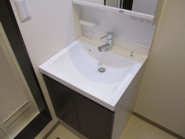 洗面設備　きれいな独立洗面台です