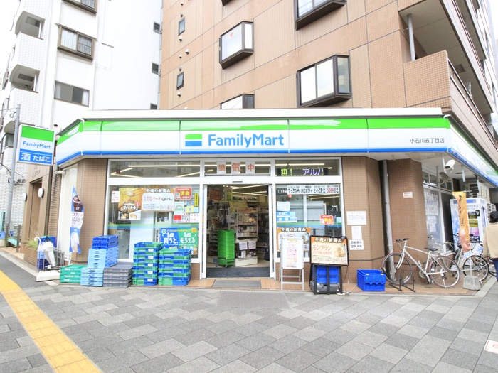コンビニ　ファミリーマート　小石川五丁目店（コンビニ）まで550m