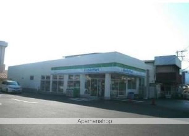 コンビニ　ファミリーマート（コンビニ）まで1100m