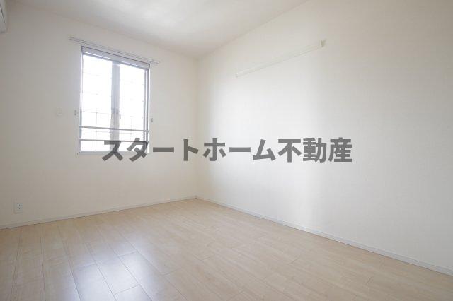 その他部屋・スペース　落ち着いた色調の寝室です