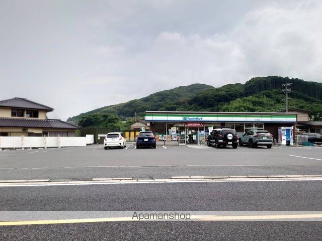 コンビニ　ファミリーマート（コンビニ）まで484m