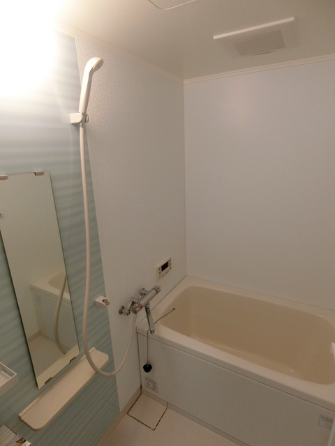 バス・シャワールーム　※別部屋参考写真。色味・設備等は現況優先となります。