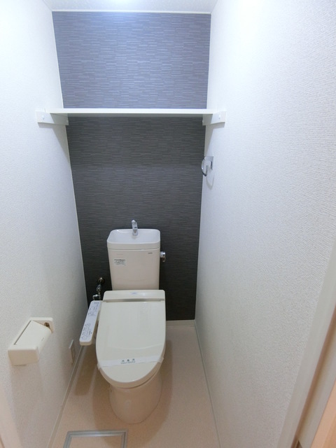 トイレ　※別部屋参考写真。色味・設備等は現況優先となります。