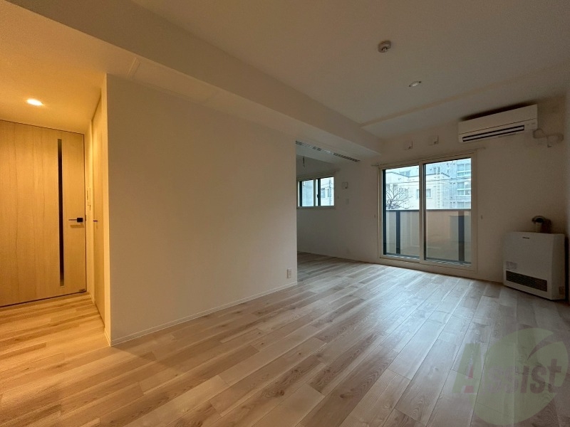 居室・リビング　木目のフローリングは落ち着きのある印象のお部屋になりますね。