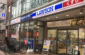 コンビニ　ローソン千駄木不忍通店（コンビニ）まで70m