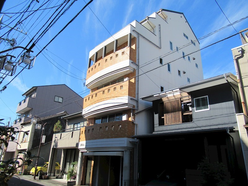 建物外観　南西向きで陽当たり良好です。
