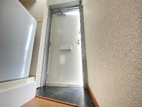 レオパレストラオムの玄関写真