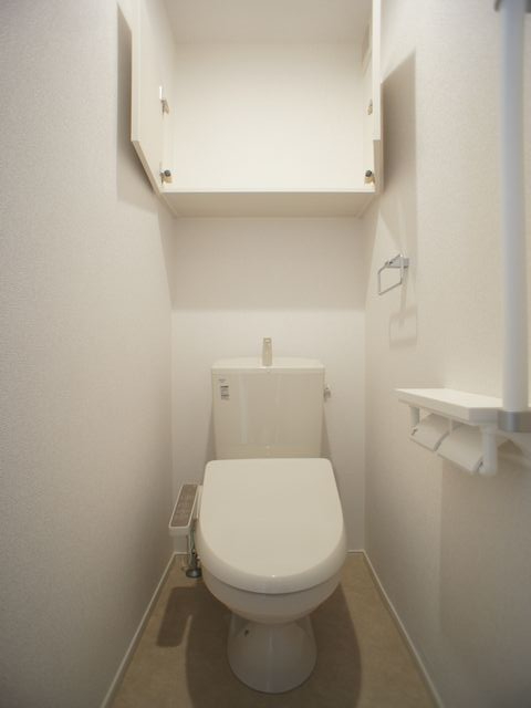 トイレ　温水洗浄暖房便座機能付きです♪