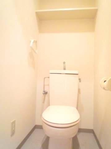 トイレ　★便利な棚付きのトイレです★