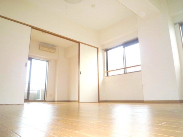 その他設備　★広いワイドタイプのリビングには南面に窓があり明るいです★