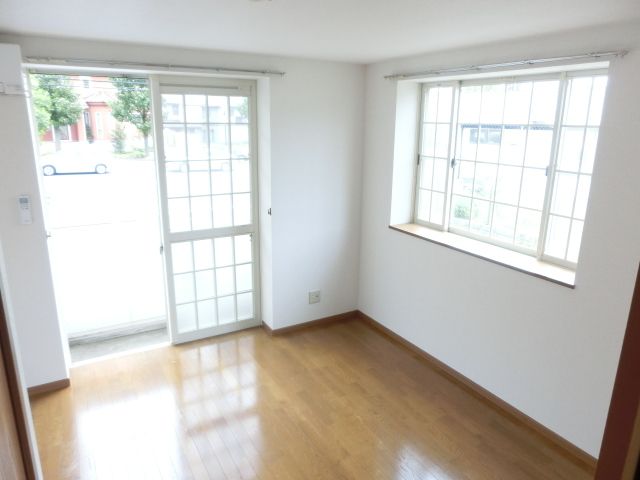 居室・リビング　角部屋２面採光で明るいお部屋です