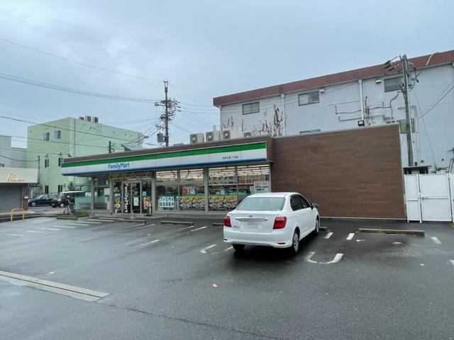 コンビニ　ファミリーマート 岩塚本通三丁目店（コンビニ）まで493m