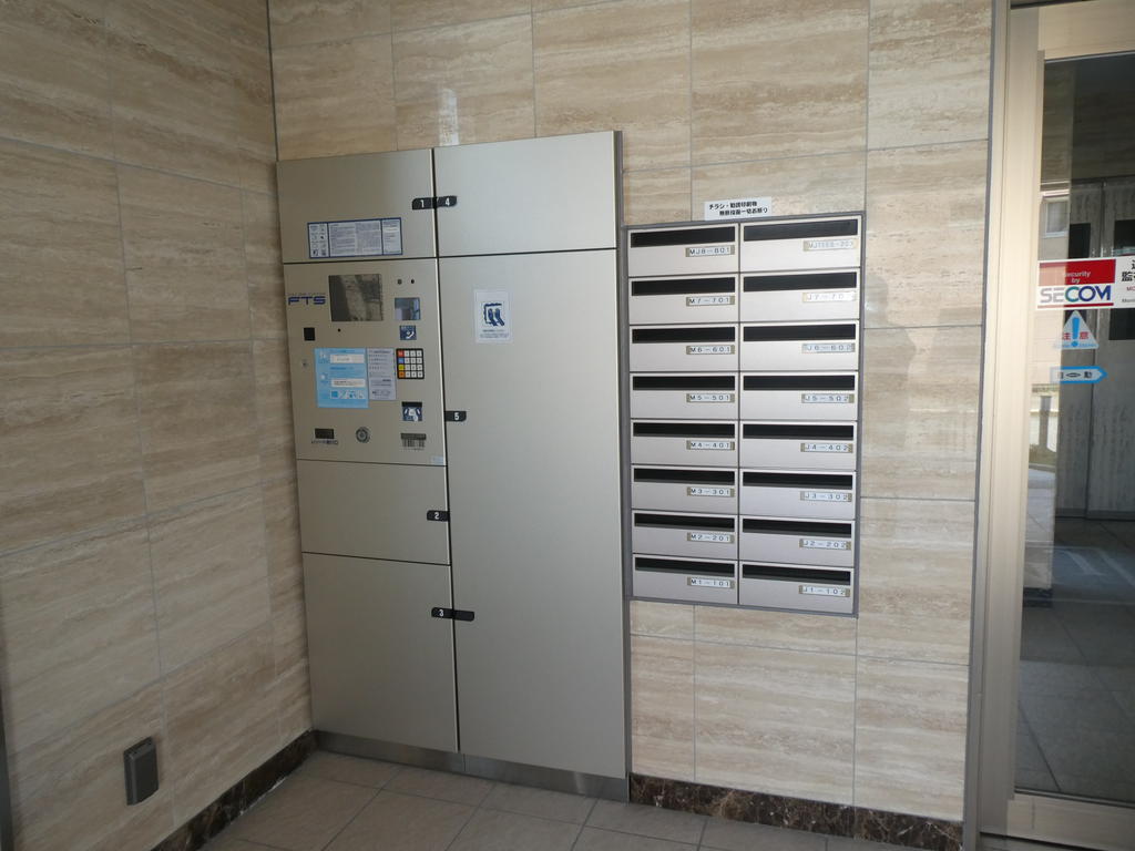 エントランス　宅配ボックス・防犯カメラ付きで安心