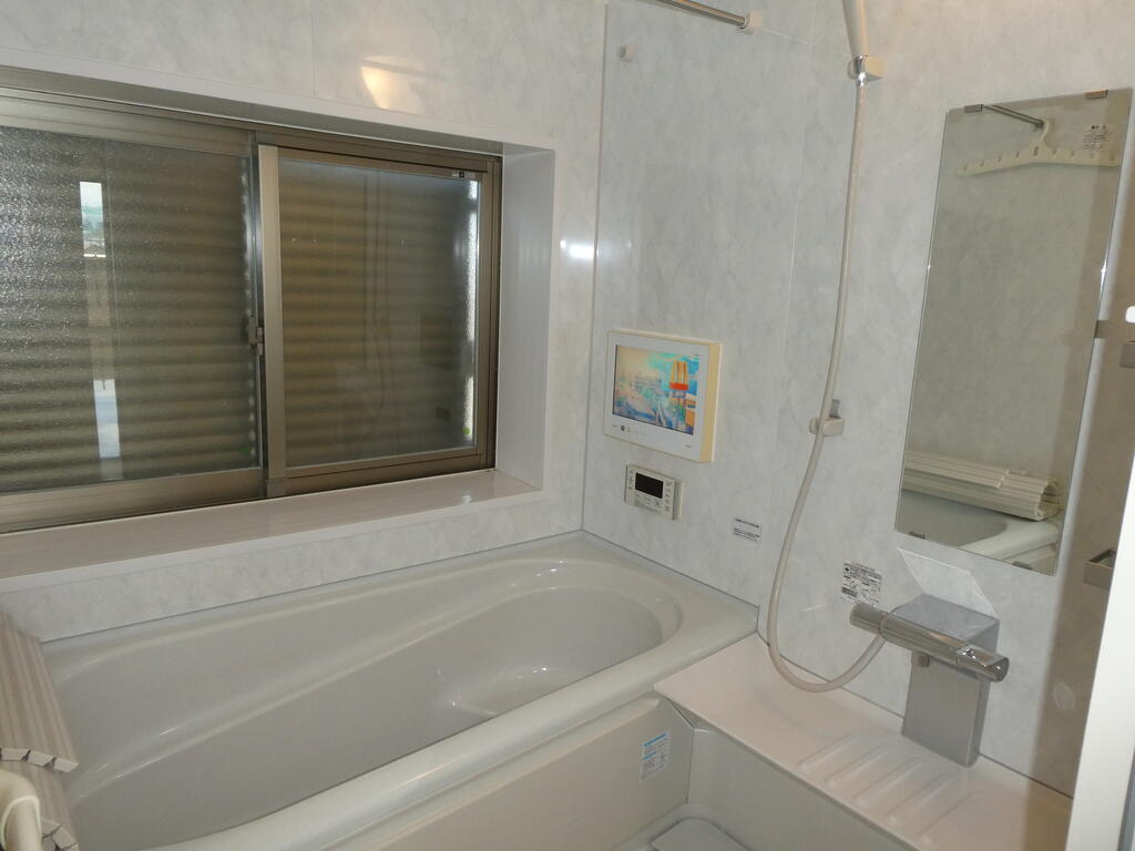 バス・シャワールーム　ルーバー窓付き。前橋花火も見えますよ
