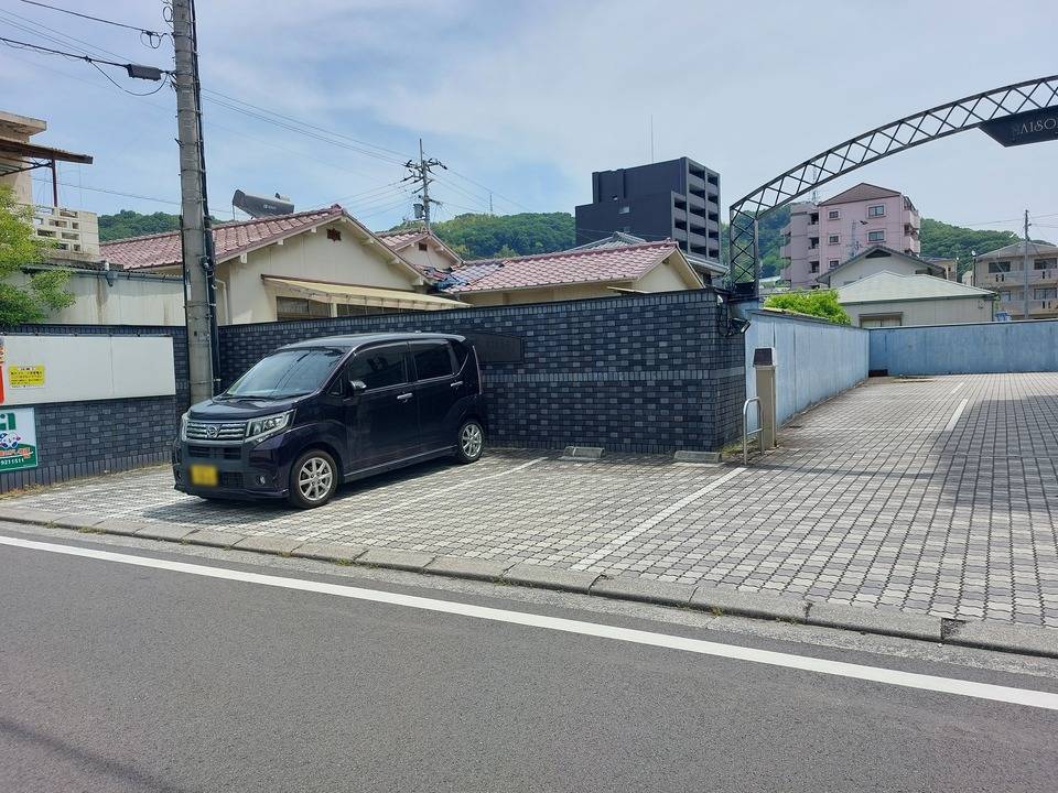 【松山市高砂町のマンションの駐車場】