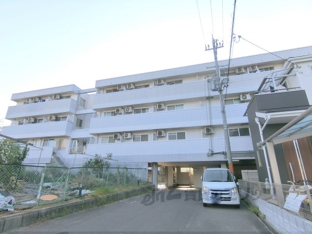 京田辺市薪小山のマンションの建物外観