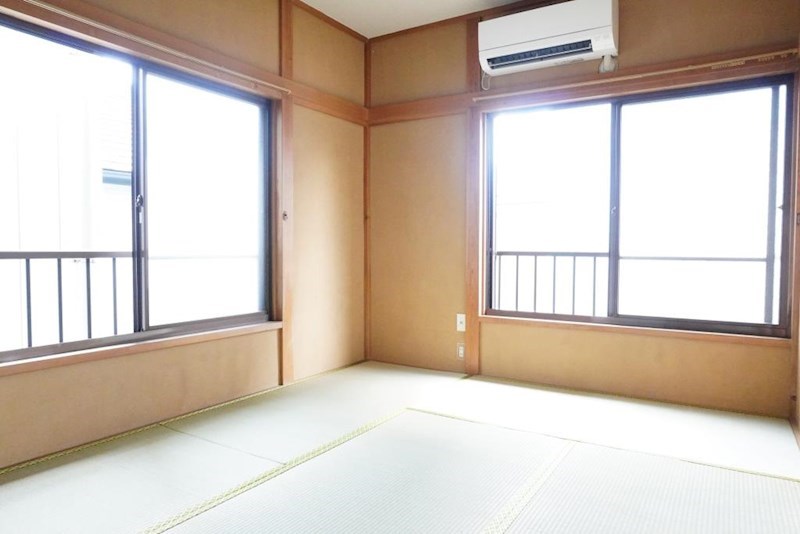 居室・リビング　2面採光の明るい和室6帖