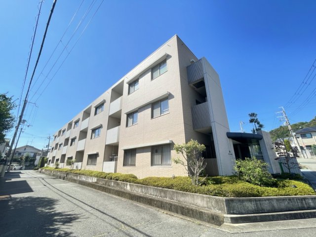 宝塚市平井のマンションの建物外観