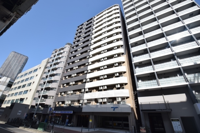 【SERENiTE本町refletの建物外観】