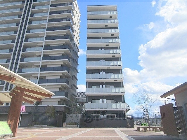 【亀岡市亀岡駅北のマンションの建物外観】