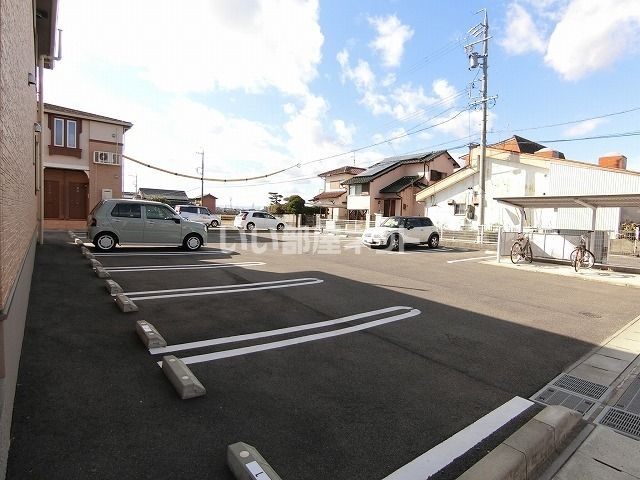 【津市一身田平野のアパートの駐車場】