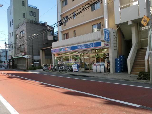 【AGILIA千川駅前のコンビニ】