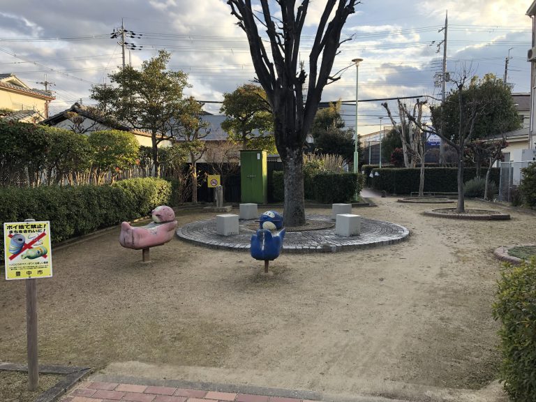 【豊中市宝山町のアパートの公園】