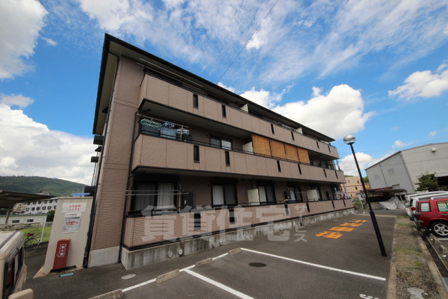 【生駒市小瀬町のアパートの駐車場】