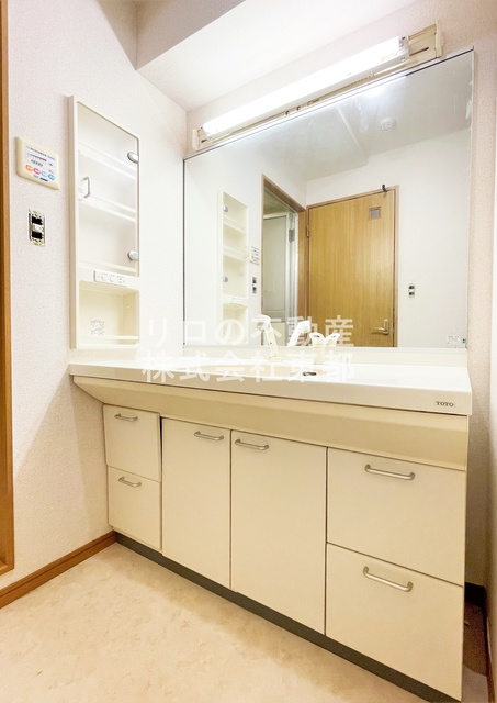 洗面設備　ヘアセット・メイクにも便利な洗面化粧台タイプ♪