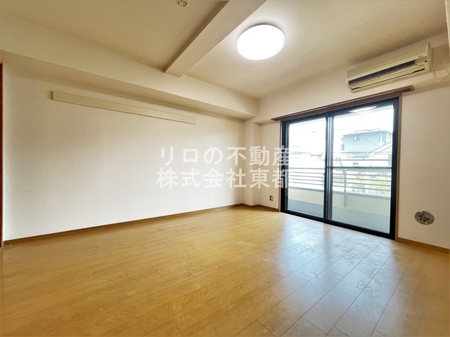 居室・リビング　南東向きで日当たり良好なお部屋！暖かな日差しが入ります♪