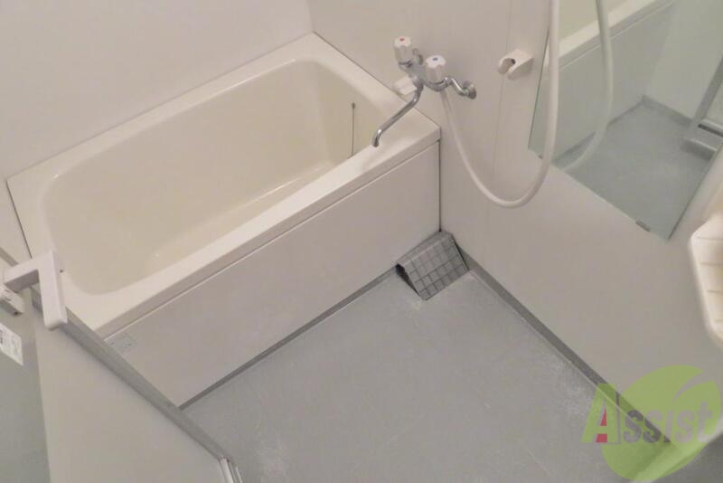 バス・シャワールーム　お風呂はシャワー付き、鏡付きで広さも中々。