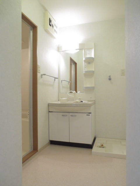 洗面設備　独立洗面にシャワードレッサー付