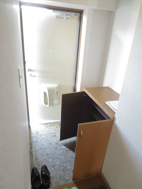 玄関　玄関にはシューズボックスが完備