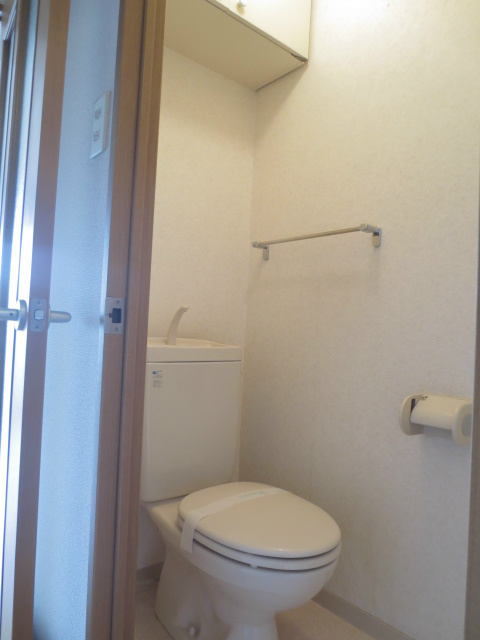 トイレ　トイレには小型収納あり