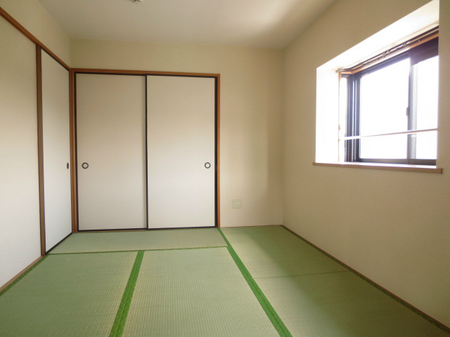 その他部屋・スペース　落ちつく6畳の和室もあります。（出窓はなし）