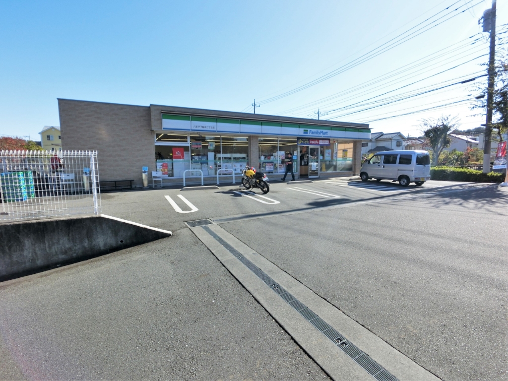 コンビニ　ファミリーマート 八王子下柚木二丁目店（コンビニ）まで328m