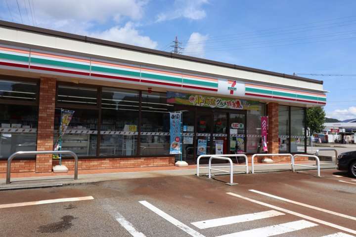 コンビニ　セブン－イレブン高岡米島店（コンビニ）まで764m
