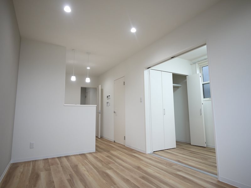 居室・リビング　木目調のフローリングで和やかな空間に仕上がっております。