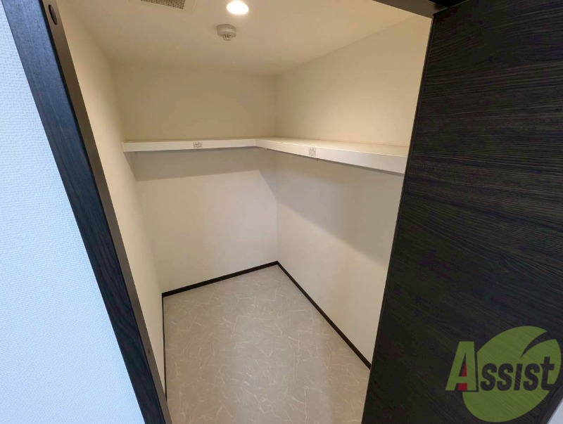 収納　こちらの収納にはハンガーをかけて服もしまえますね。