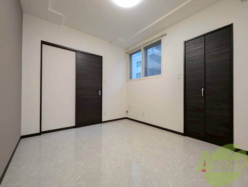 その他部屋・スペース　寝室はこちらです。光が差し込む、温かみのあるお部屋です。