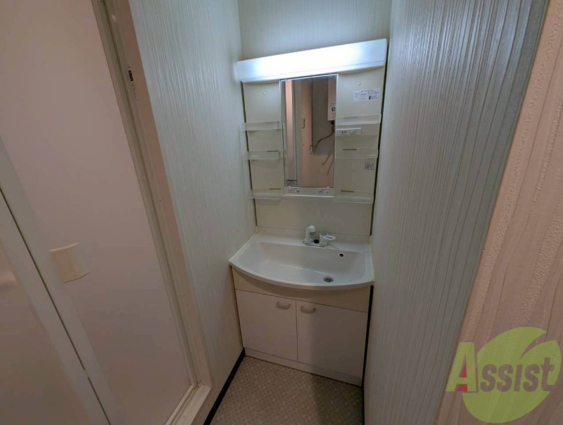 洗面設備　大きくて使いやすそうな独立洗面台になっています。