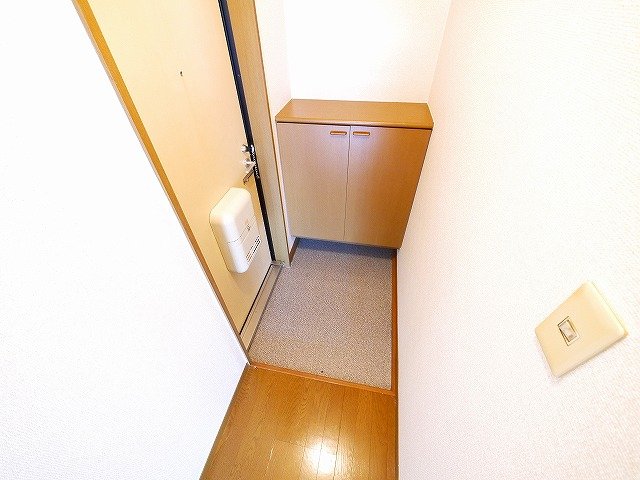 玄関　シューズボックスで靴を整頓できます