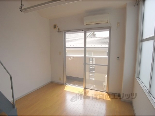 居室・リビング　きれいなロフト付きのお部屋です。